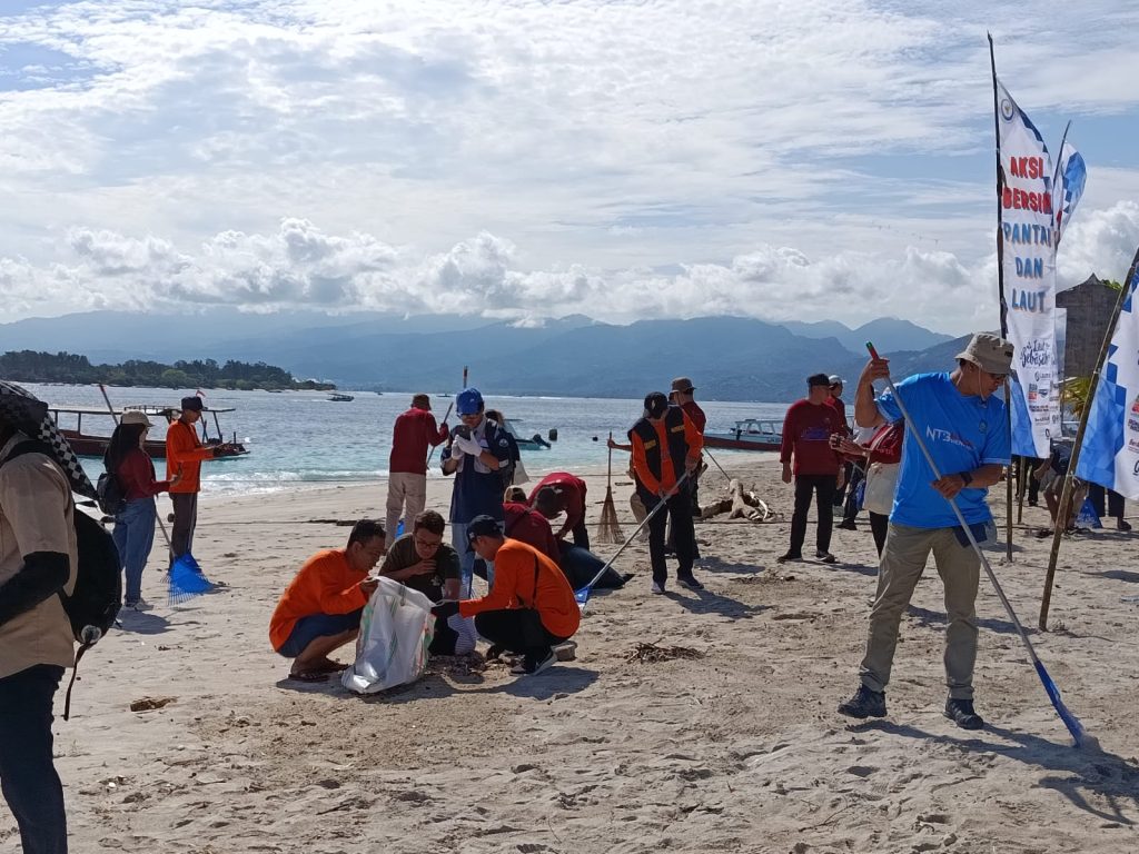 Aksi Bersih Pantai dan Laut di Gili Trawangan Peringati HUT NTB ke-67 dan Hari Nusantara ke-68